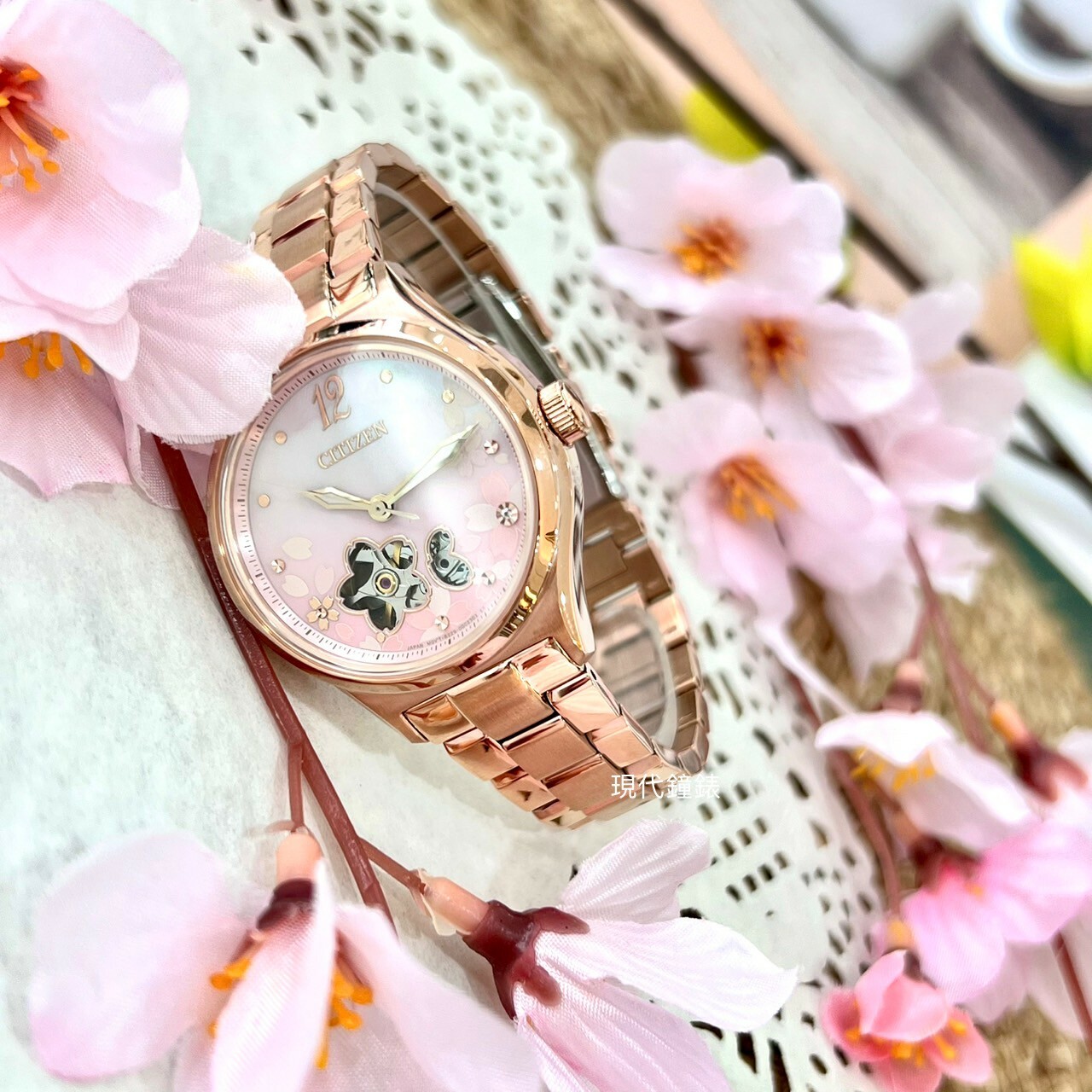 【CITIZEN 星辰】Lady 亞洲限定款櫻雨紛飛機械錶女錶 PC1017-88Y 34mm 現代鐘錶