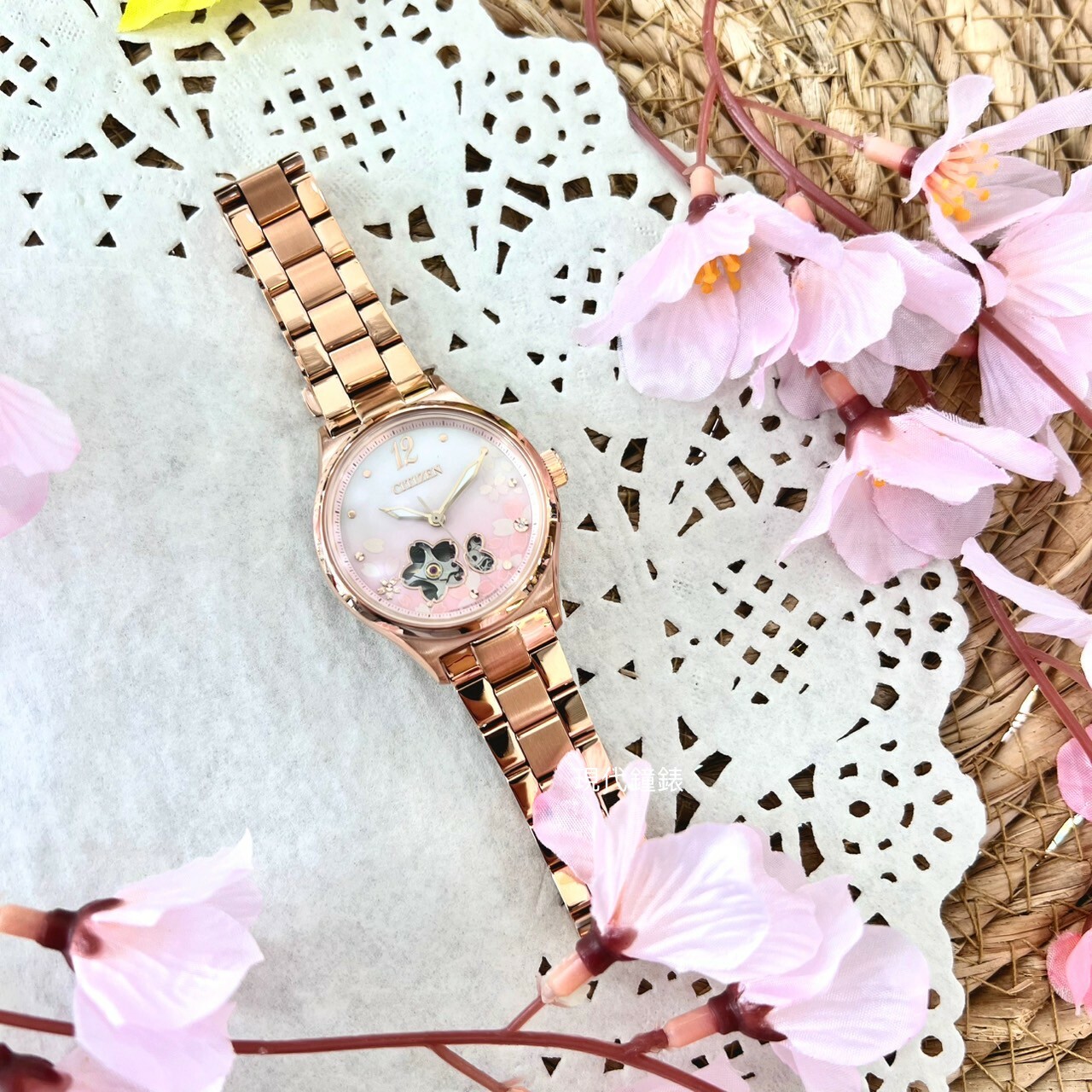 【CITIZEN 星辰】Lady 亞洲限定款櫻雨紛飛機械錶女錶 PC1017-88Y 34mm 現代鐘錶
