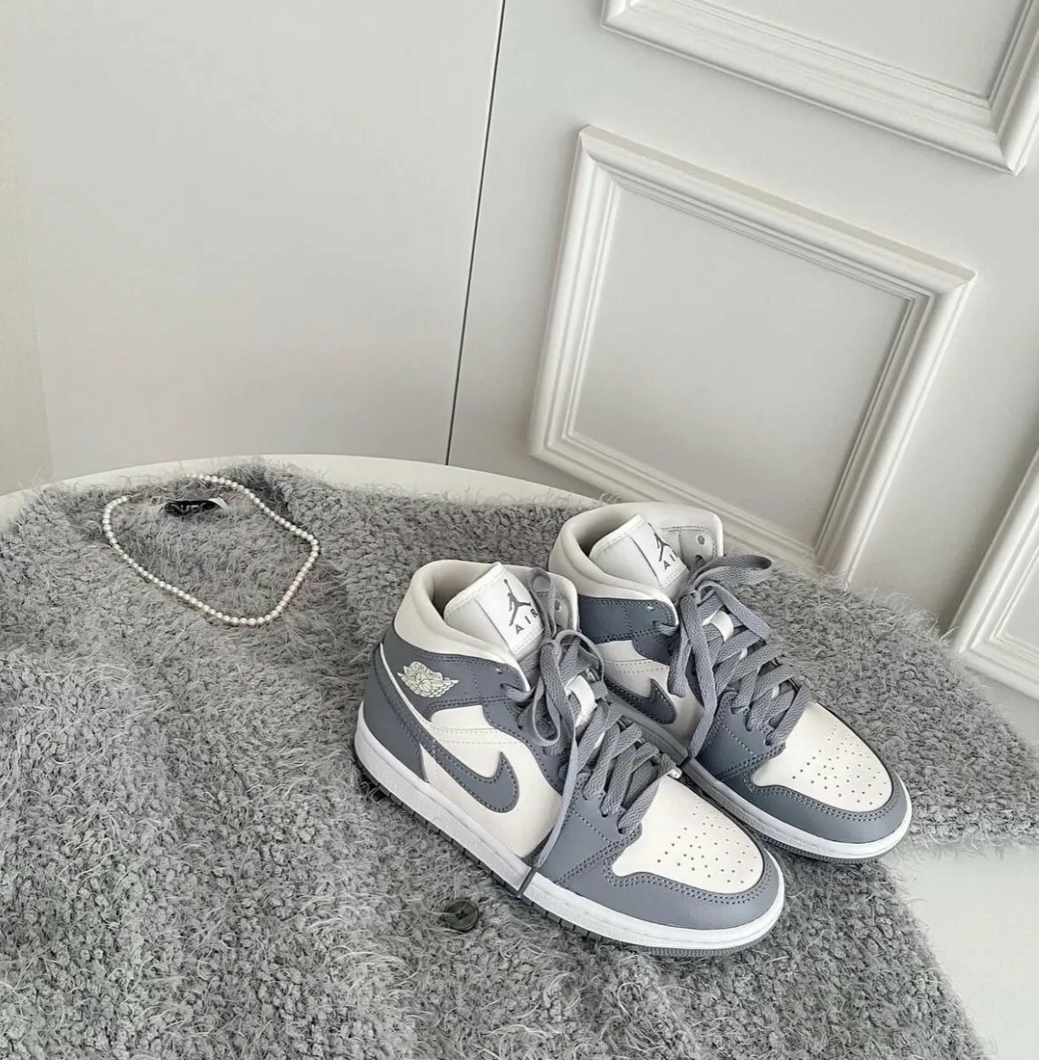 Air Jordan 1 Mid W Stealth 中筒 Dior色 米灰 女鞋 男女段 BQ6472-115