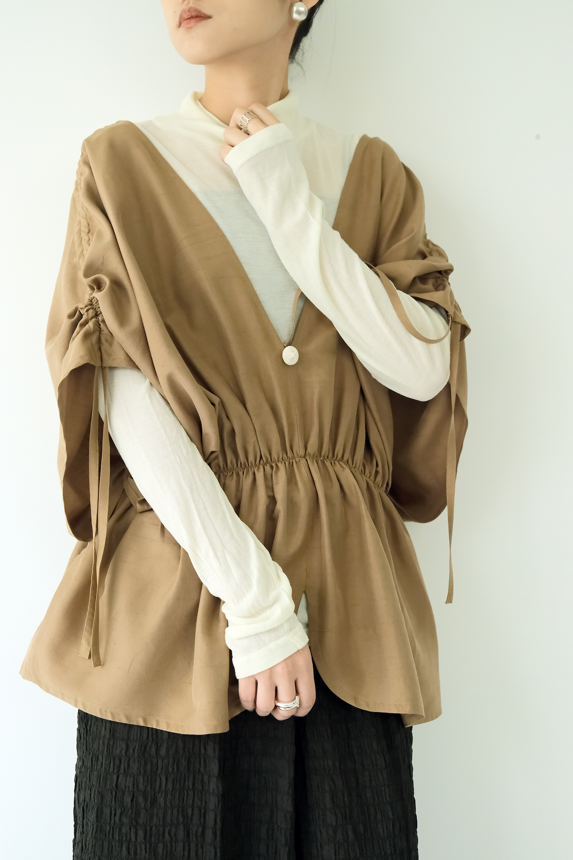 川 衣 WEAR BEING 牧服者 蠶絲V領抽繩縮腰上衣 茶褐