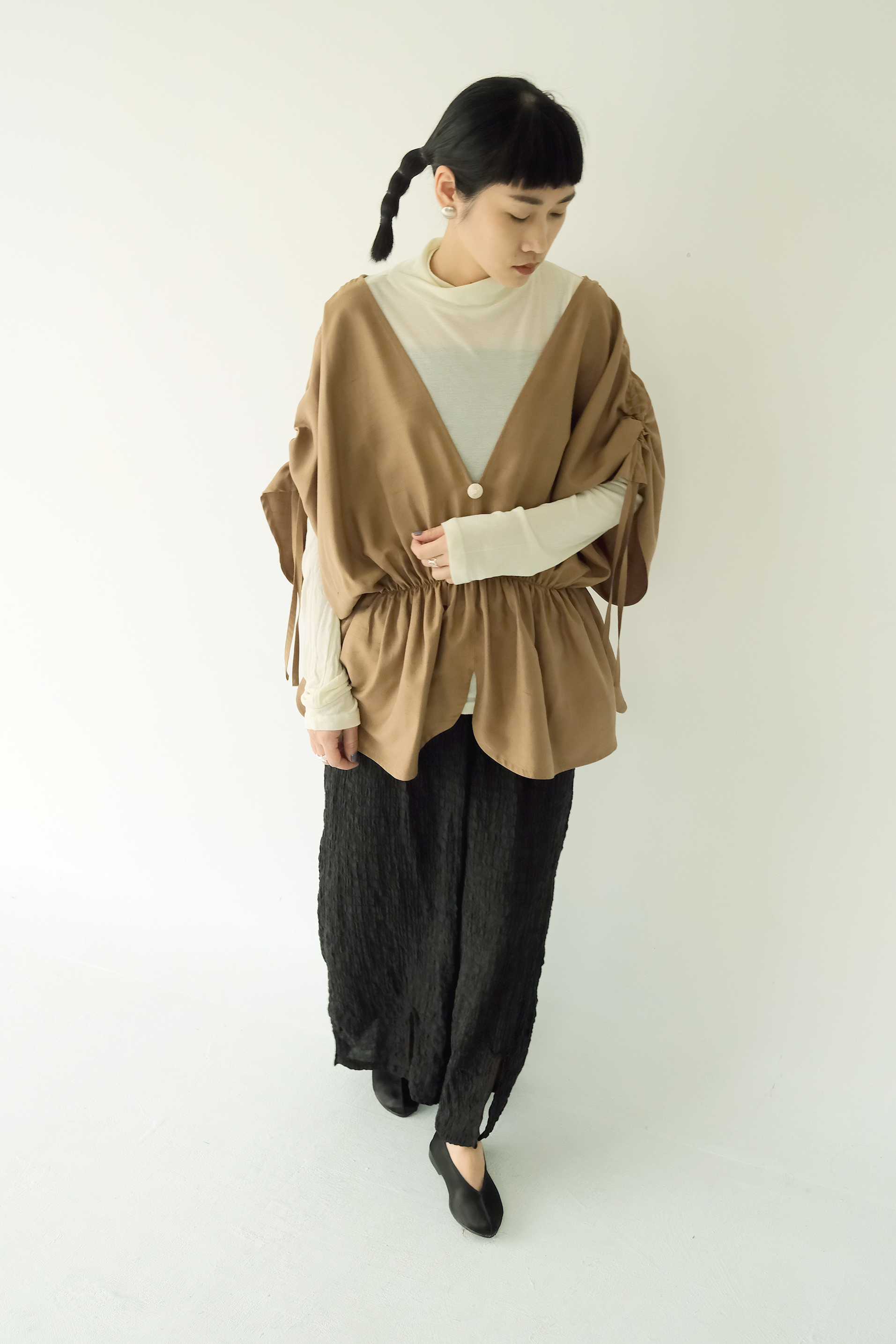 川 衣 WEAR BEING 牧服者 蠶絲V領抽繩縮腰上衣 茶褐