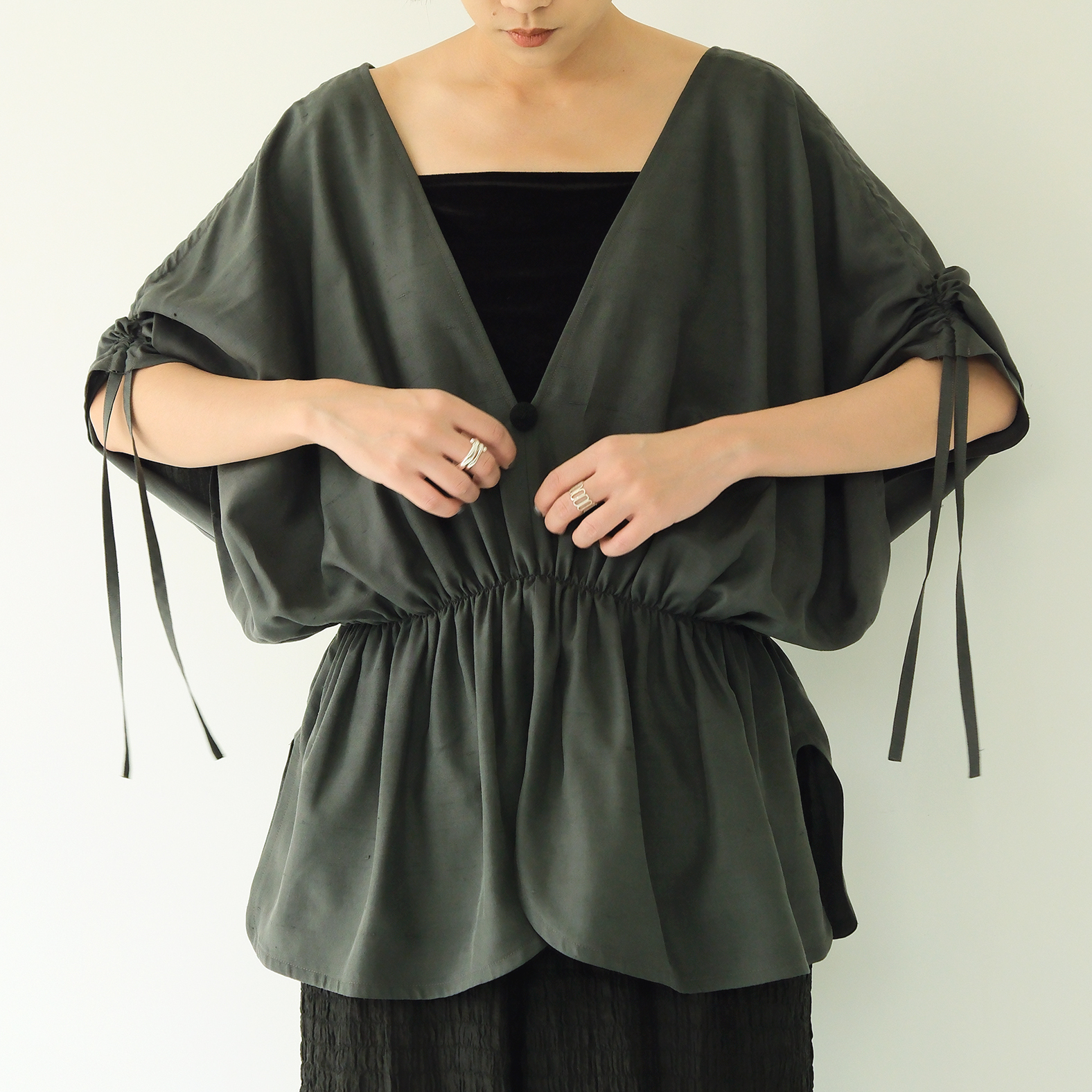 川 衣 WEAR BEING 牧服者 蠶絲V領抽繩縮腰上衣 灰藍