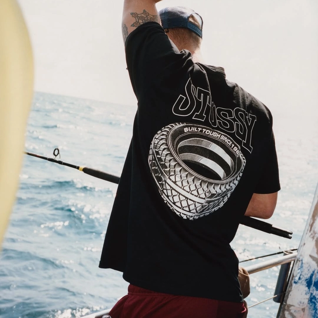 <現貨出清!!!>STUSSY Stüssy TOUGH TREAD 25SS 經典 潮流 美式 街頭 硬派 輪胎 短T 1905082