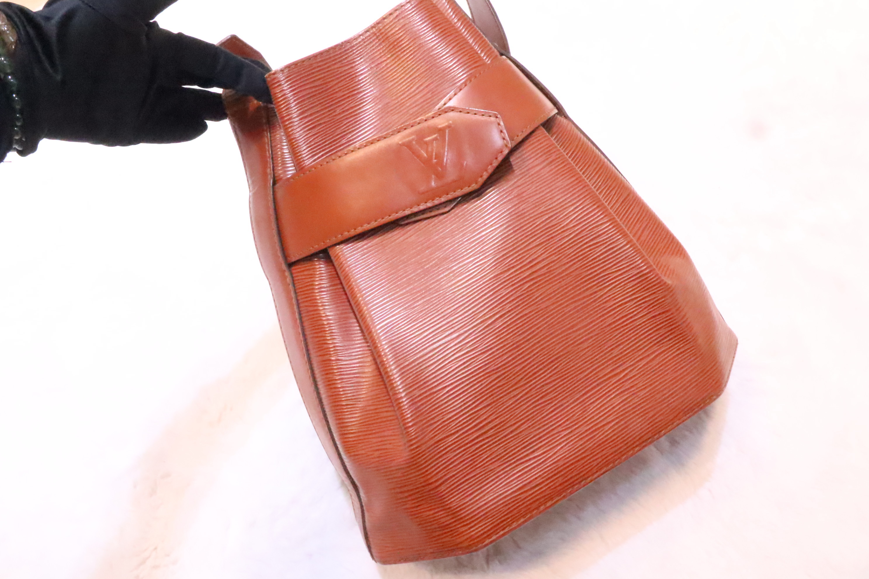 Lv epi 水桶袋🤎