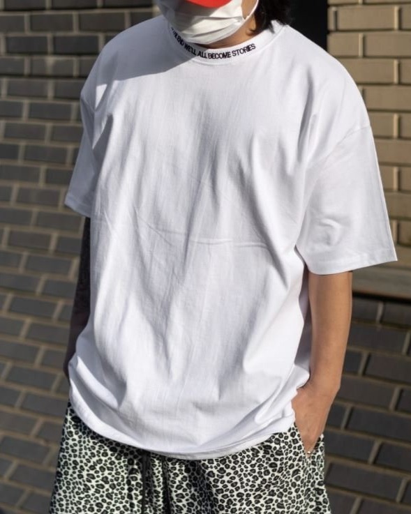 頸部字母刺繡短袖T恤