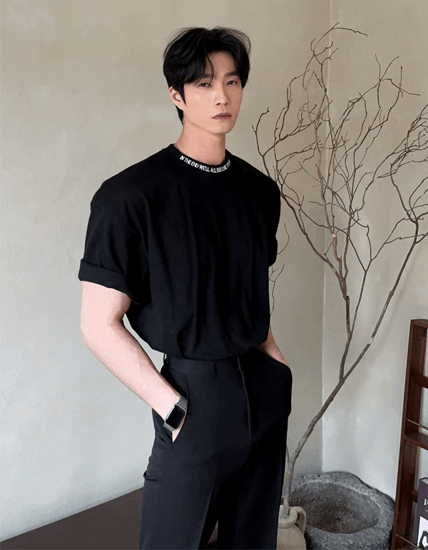 頸部字母刺繡短袖T恤