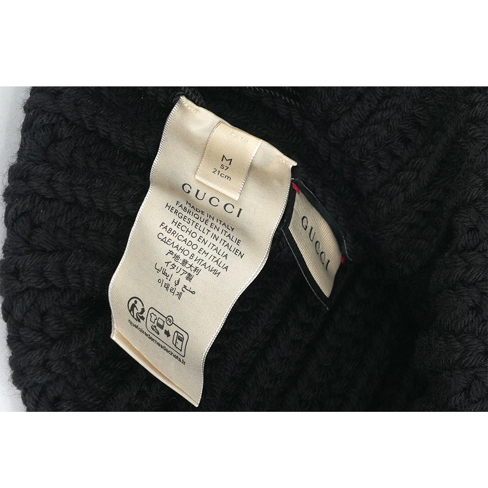 【GUCCI】方形Logo 標籤毛球羊毛毛帽 M (黑色)652656 3G206 1000