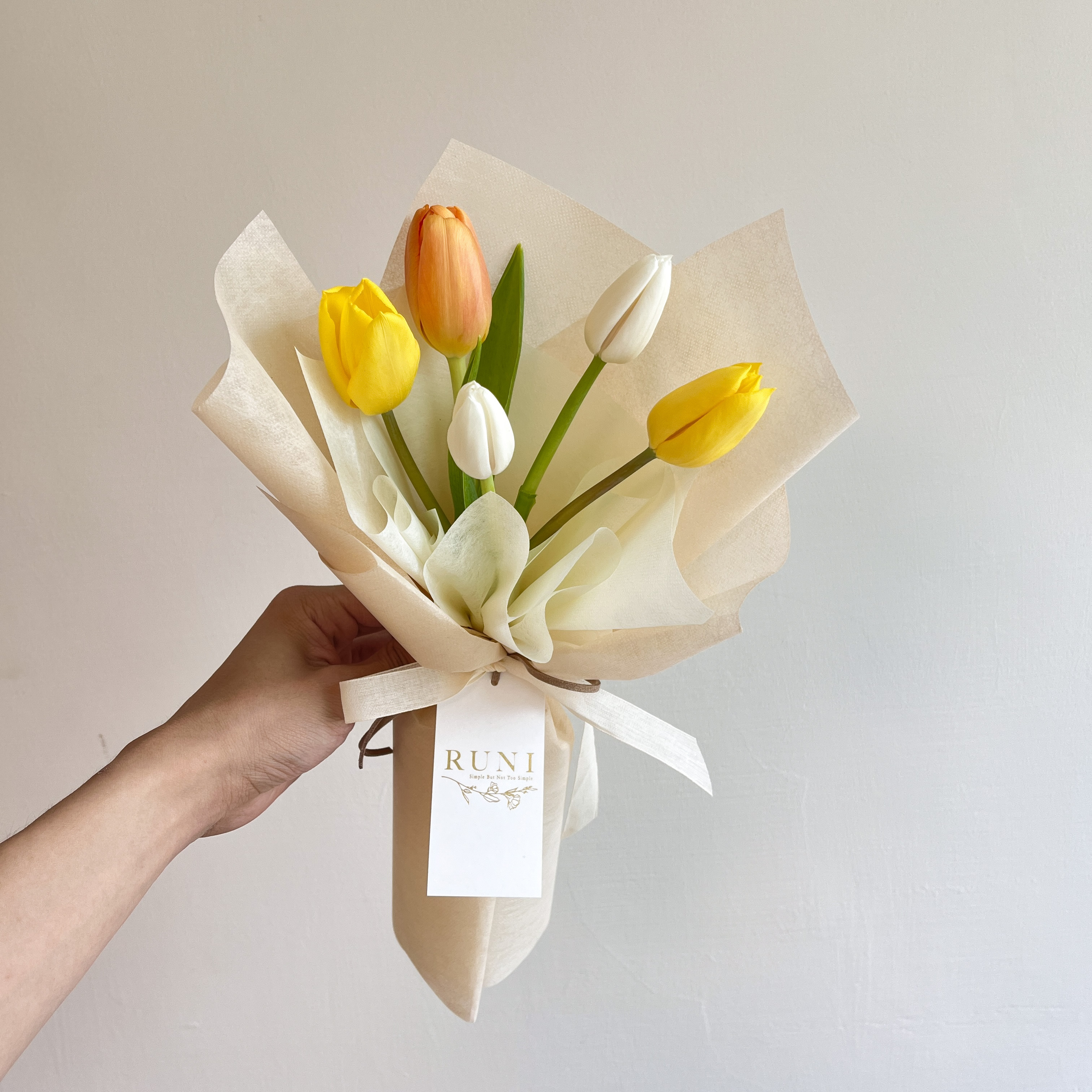 初夏晴光-白黃橘鬱金香花束