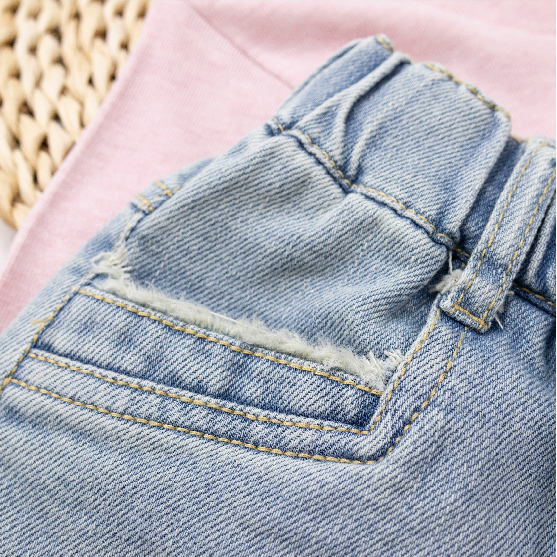 抽鬚口袋反褶設計牛仔短褲 (H50303)