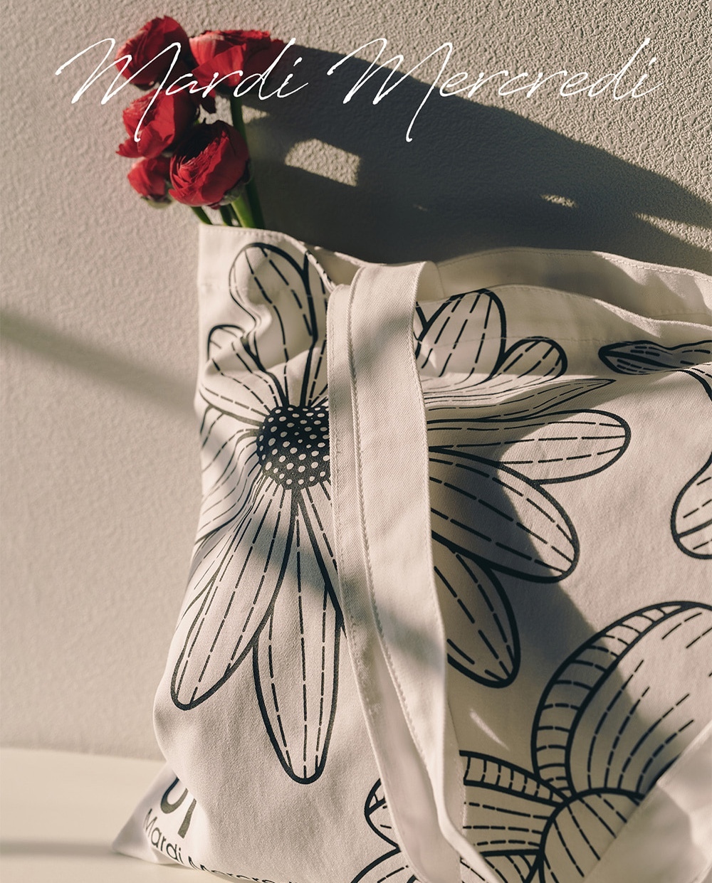 【現貨】｜只有一件｜【MARDI🌼】CANVAS BAG TRIPLE FLOWER_WHITE BLACK