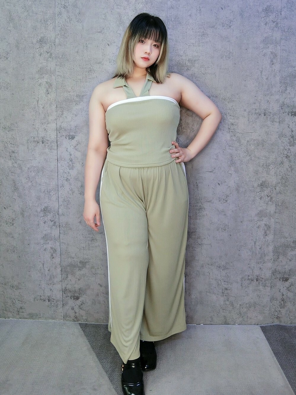 領子設計撞色平口+邊條寬褲兩件套