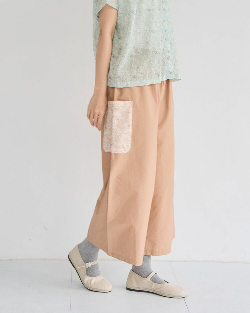 印花樂口袋寬褲穿搭