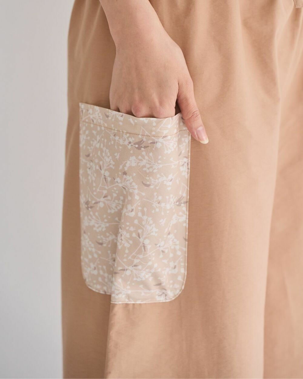 印花樂口袋寬褲穿搭