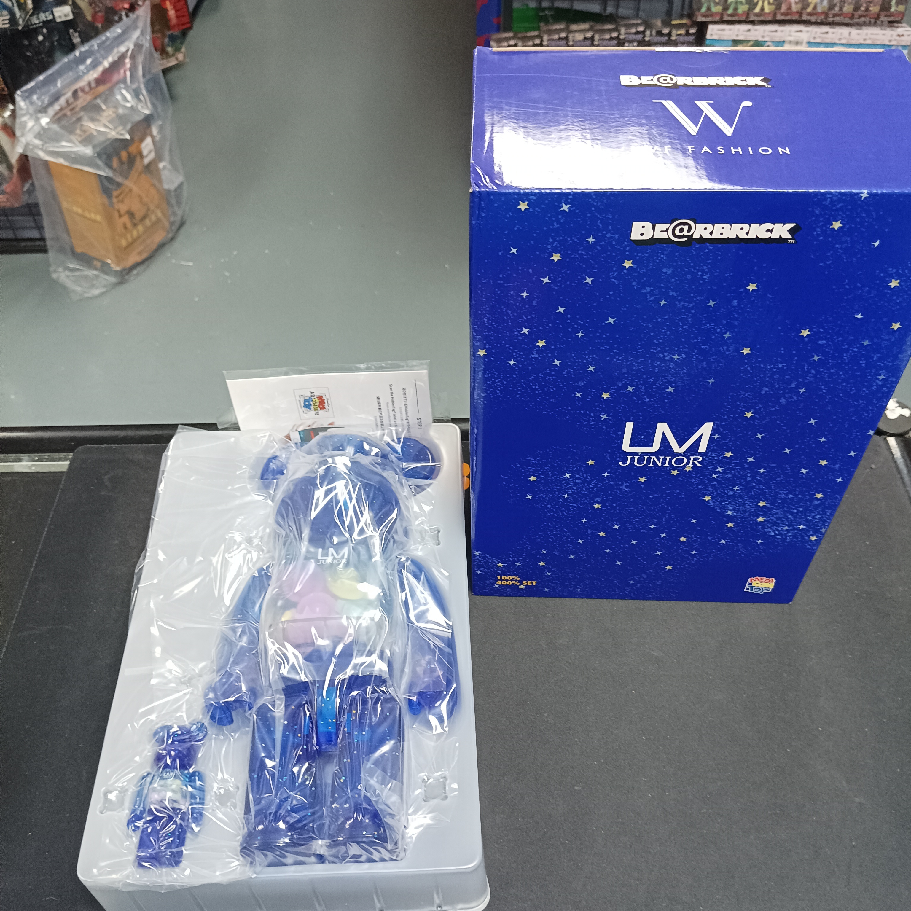寄賣-Medicom Toy Macau Bearbrick Macau 2022 WF Fashion UM Junior 400%+100% 