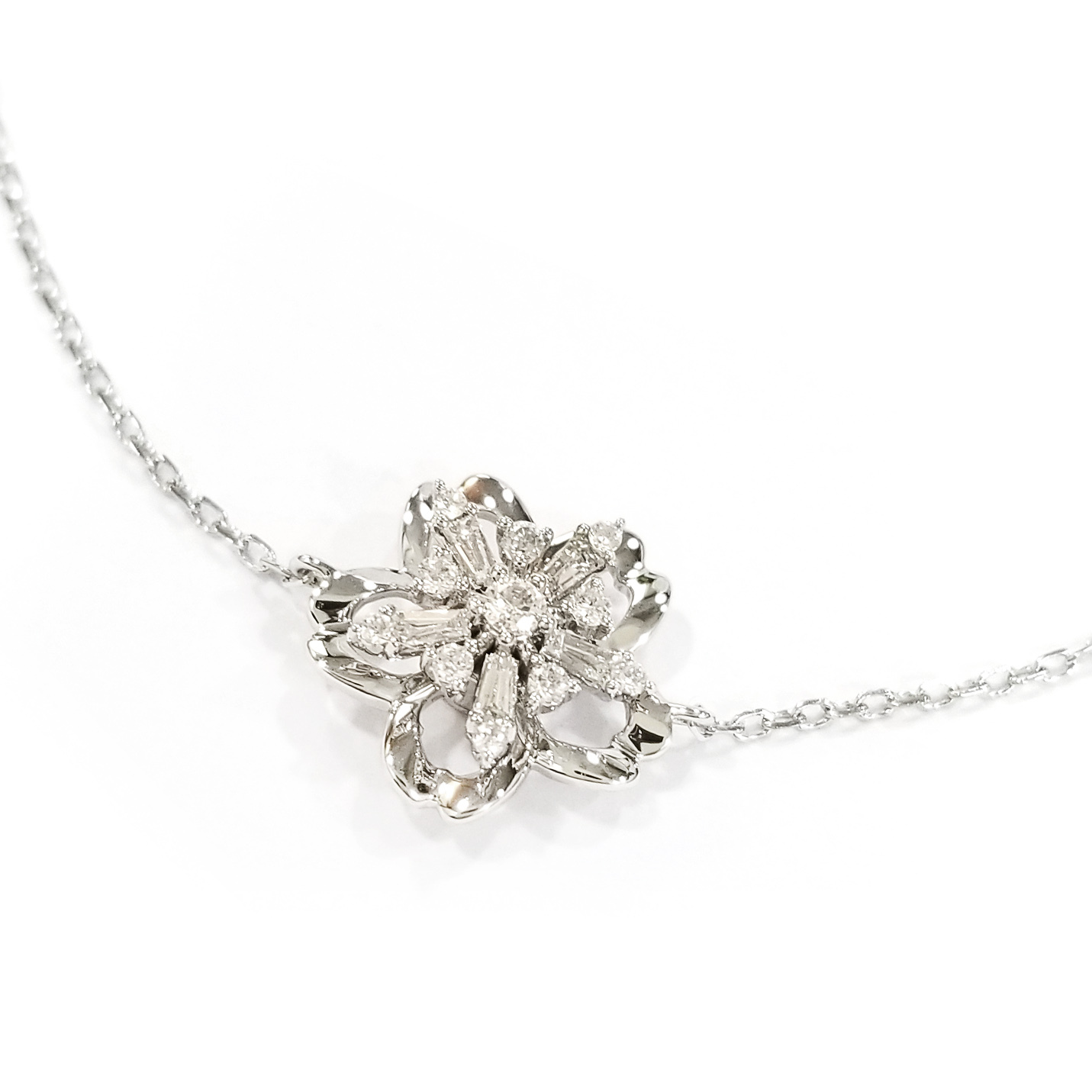 18K白金天然鑽石旋轉梯方花形手鏈