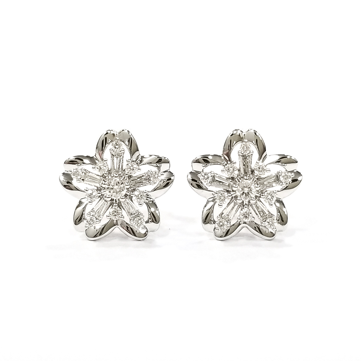 18K白金天然鑽石旋轉梯方花形耳環