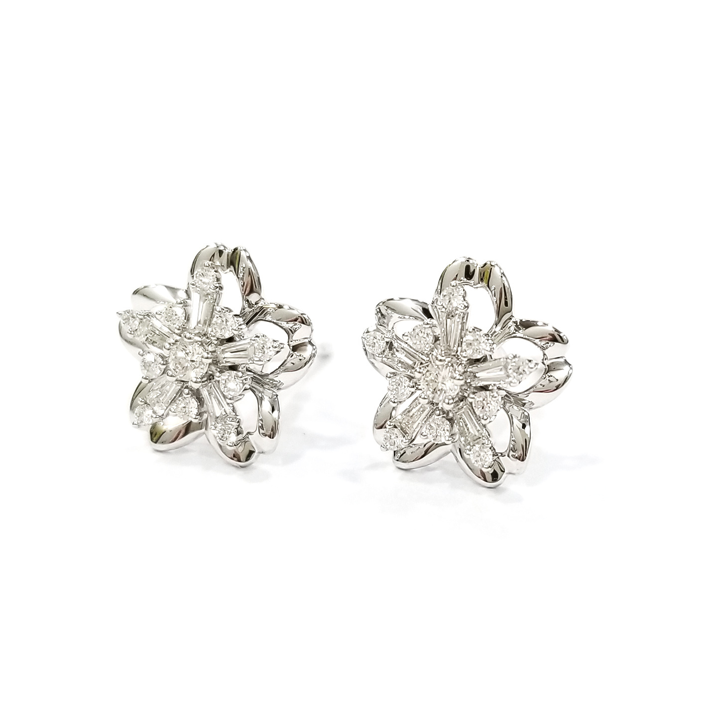 18K白金天然鑽石旋轉梯方花形耳環