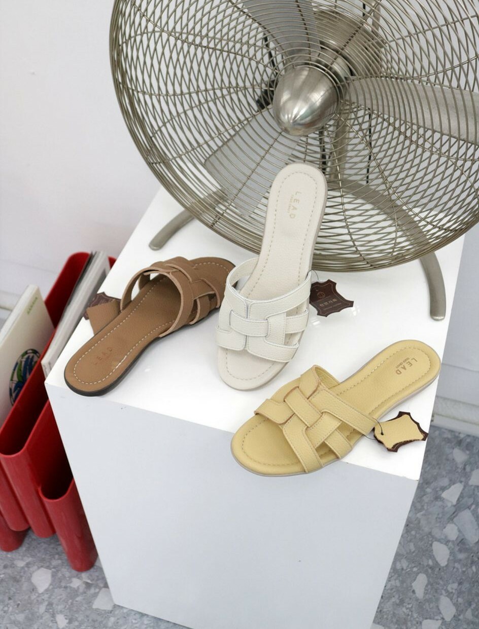 LA03 型號6395  足碼 牛皮平底 SIZE:230-250 $359  design by Korea