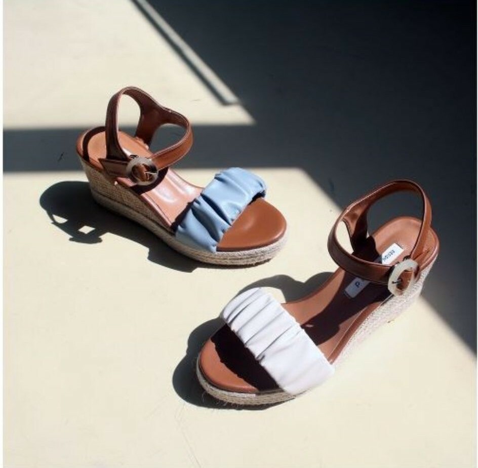 LA06 型號6278  偏細 鬆高鞋 前高約1寸 後高3寸 SIZE:225-250 $389 design by Korea