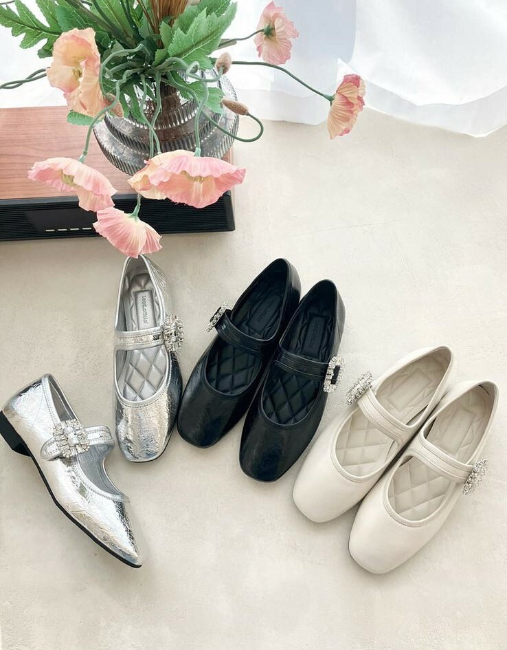 LA09 型號6568  偏細 舒服閃石平底  SZIE:230-250 $379 design by Korea