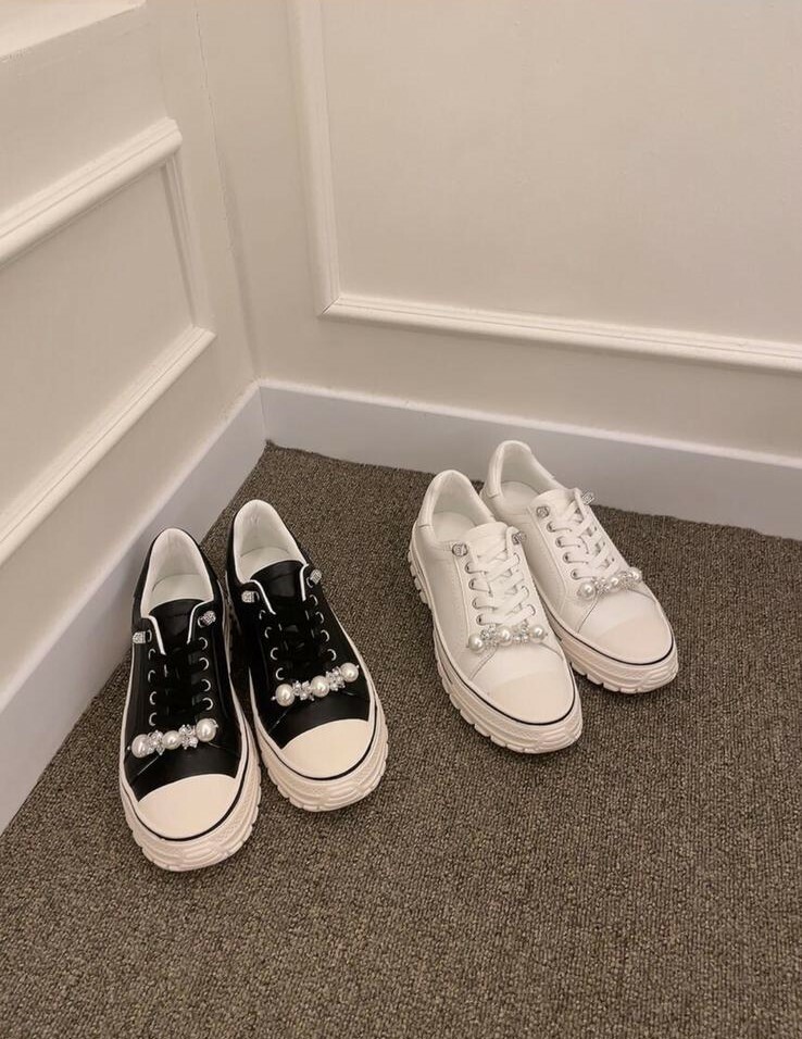 LA12 型號6432  偏細  牛皮珠珠厚底  1.5 寸高SIZE:230-250 $429 design by Korea