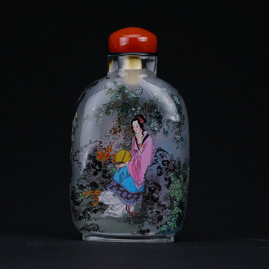 仕女遊園鼻煙壺 仕女漫步園林展現悠然逸趣