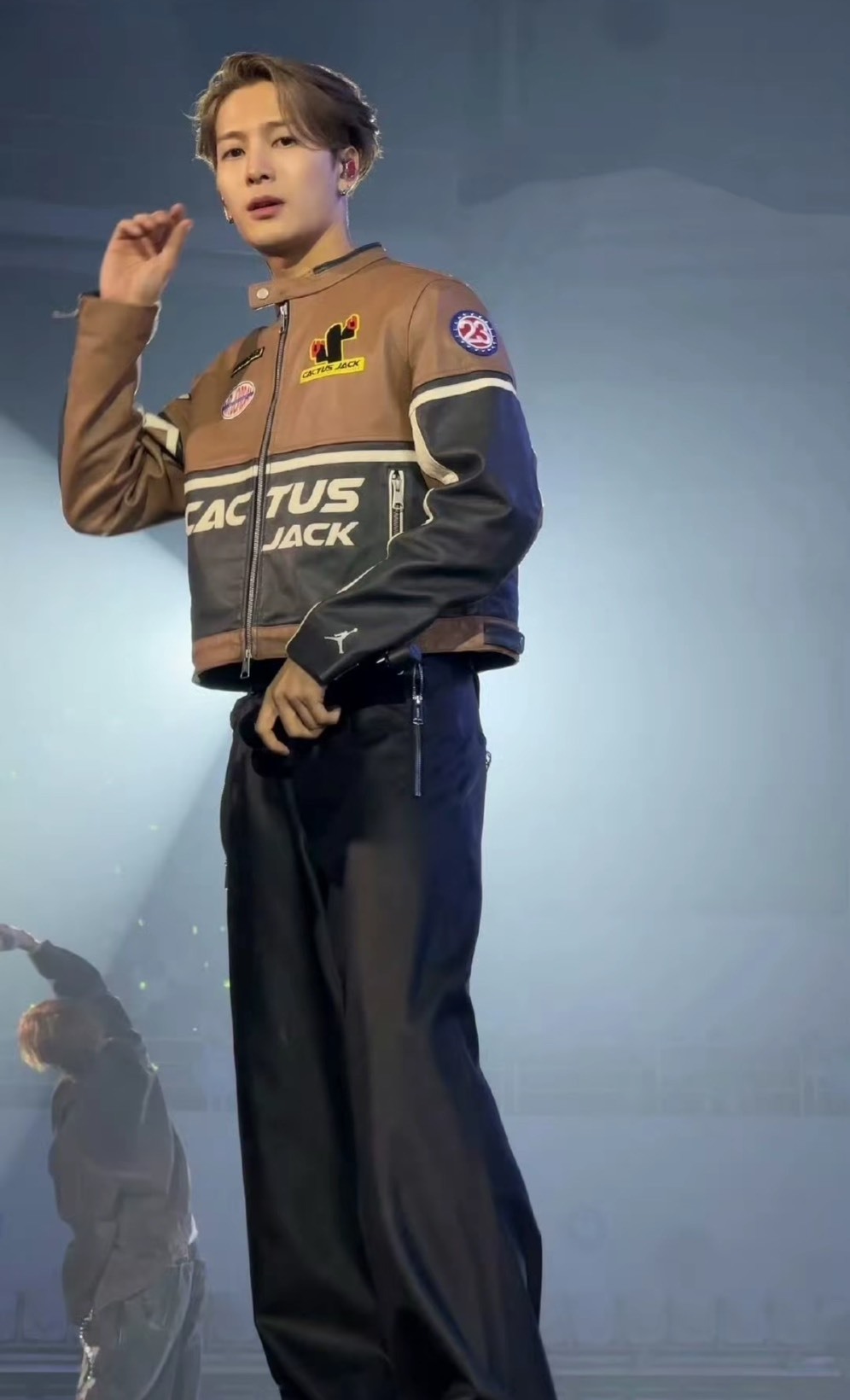 Jordan x Travis Scott 聯名女士膠囊系列｜復古學院風皮質夾克