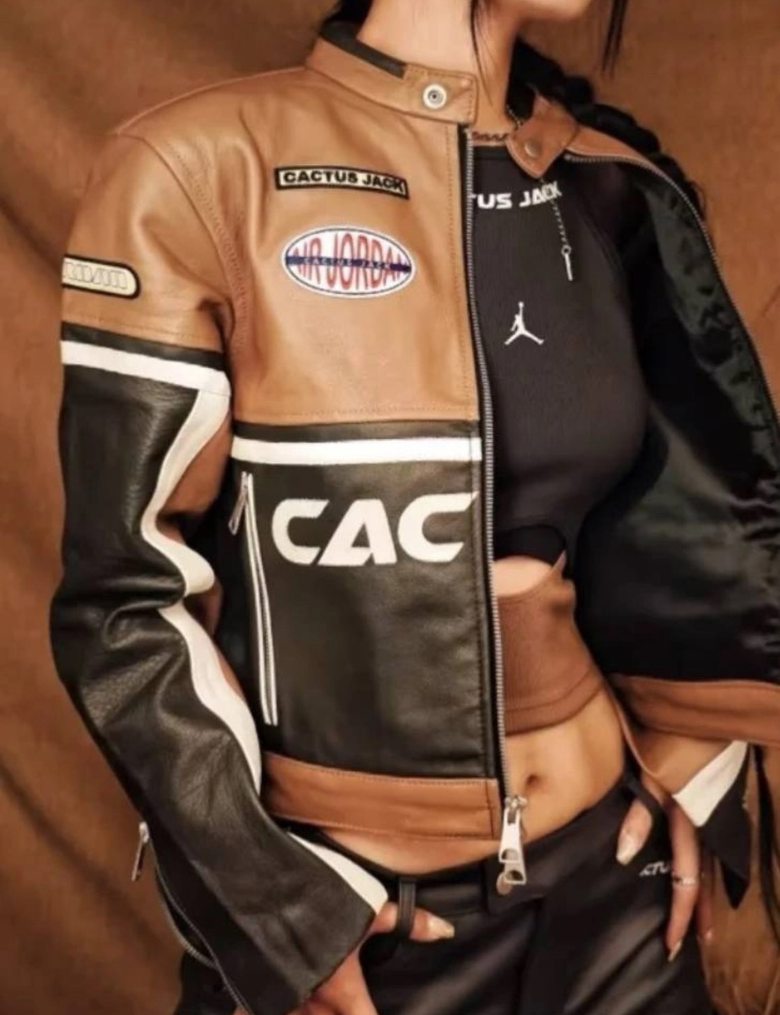 Jordan x Travis Scott 聯名女士膠囊系列｜復古學院風皮質夾克