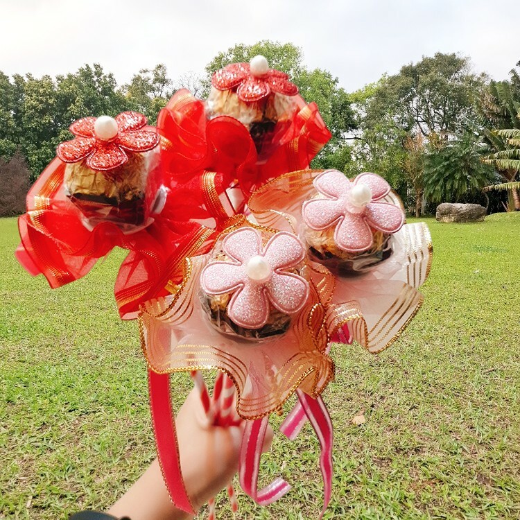 春天花辦珍珠金莎花在草地,單支金莎花束,單枝金莎花,單支金莎花,Spring flower arrangement pearl ferrero chocolate flower, single ferrero bouquet