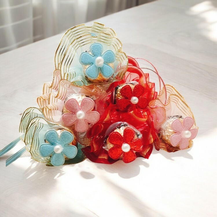 春天花辦珍珠金莎花在陽光木桌上,單支金莎花束,單枝金莎花,單支金莎花,Spring flower arrangement pearl ferrero chocolate flower, single ferrero bouquet