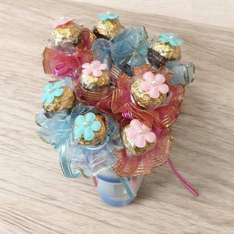 春天花辦珍珠金莎花在花瓶木桌上,單支金莎花束,單枝金莎花,單支金莎花,Spring flower arrangement pearl ferrero chocolate flower, single ferrero bouquet