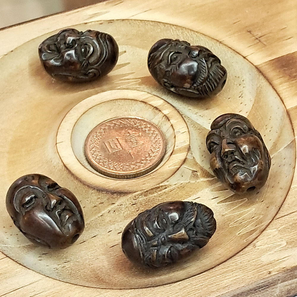 羅漢 鐵刀木雕2.1*1.3公分  1個【十方】141666