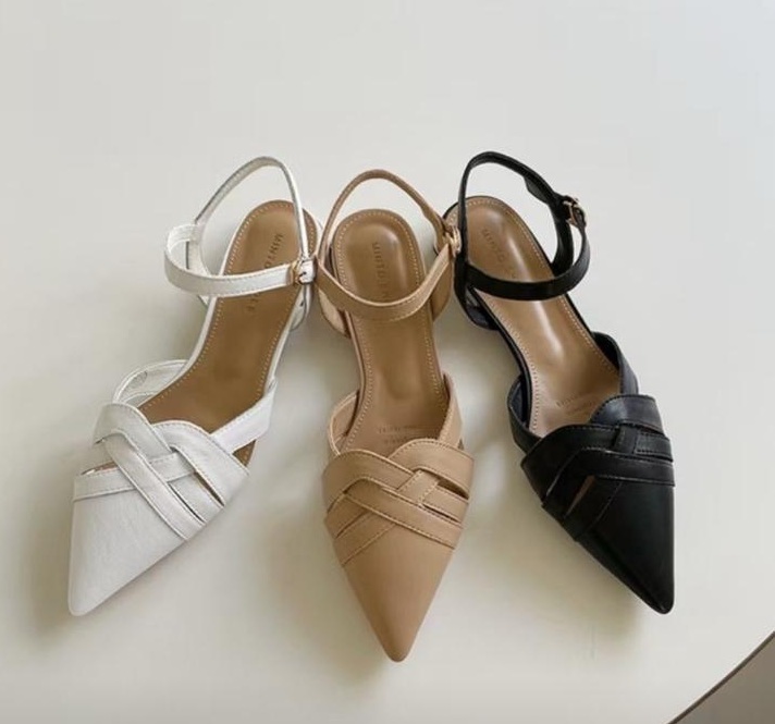 MM13 #2m06  偏細 牛皮鞋 size 225-250 鞋跟高2cm $479 (一口價) design by Korea