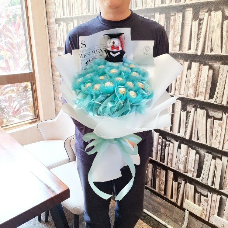 藍色金莎畢業花束,可抽取分享花束,男子手拿金莎花束