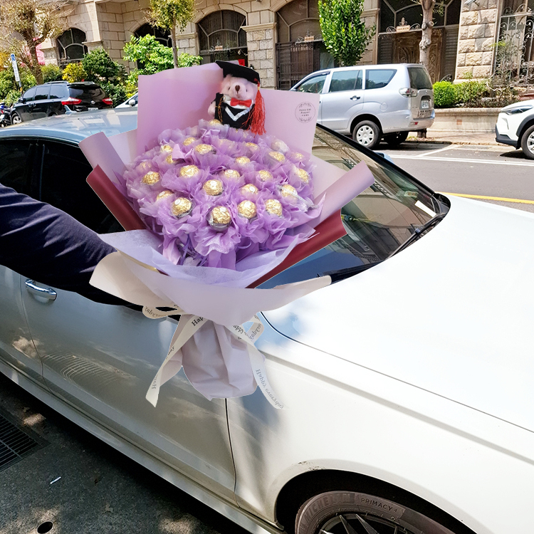 紫色金莎畢業花束,可抽取分享花束,男子手拿金莎花束在白車前