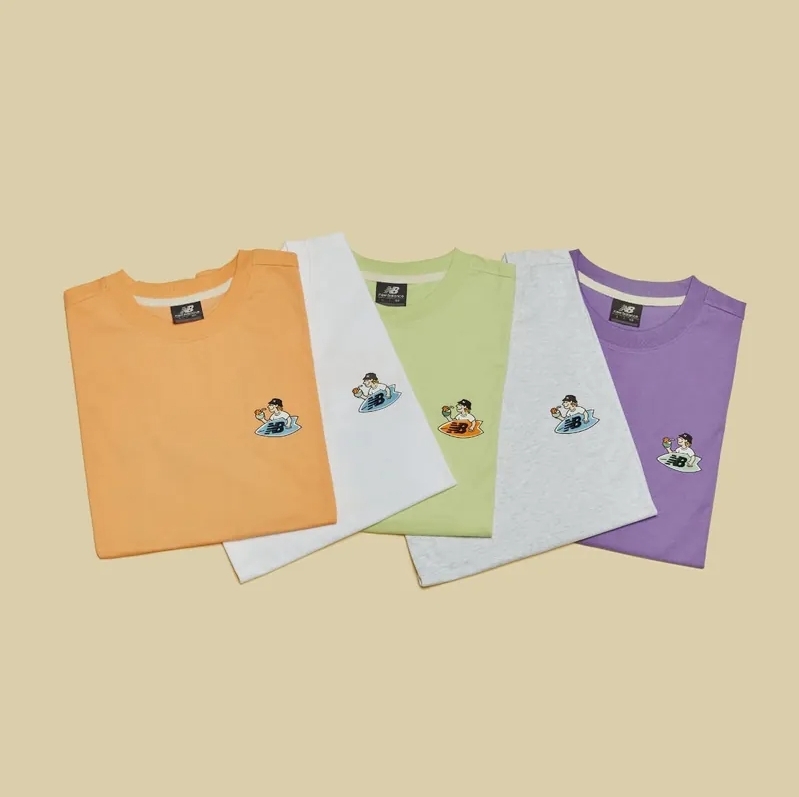 <IU同款> NEW BALANCE X BOY 夏日樂游 城市探索 插畫 塗鴉 衝浪板 度假 小木屋 短袖 (男款)