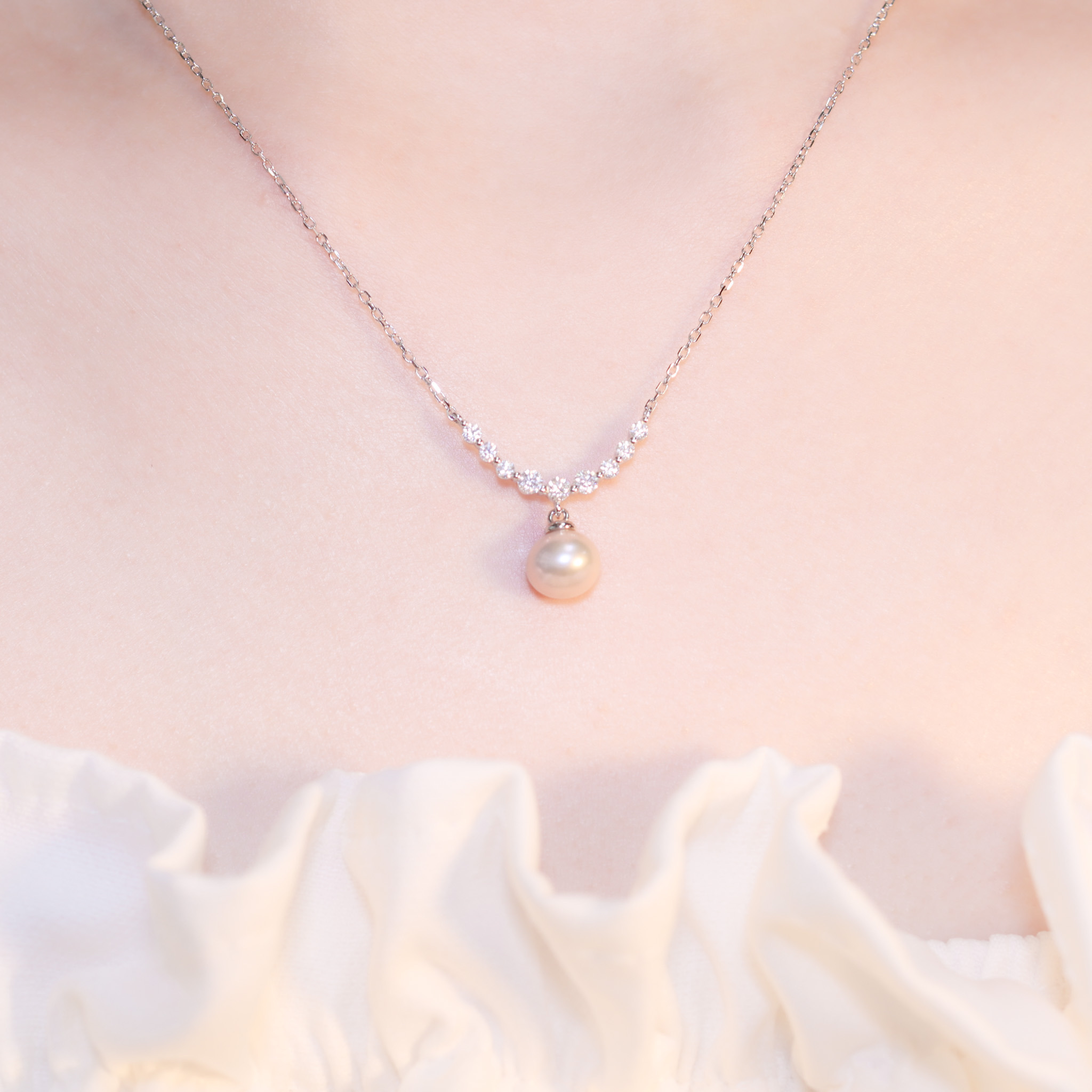 | 925純銀・厚鍍白金・莫桑石・珍珠 | 珍貴大擁抱項鍊 | NE1369 |