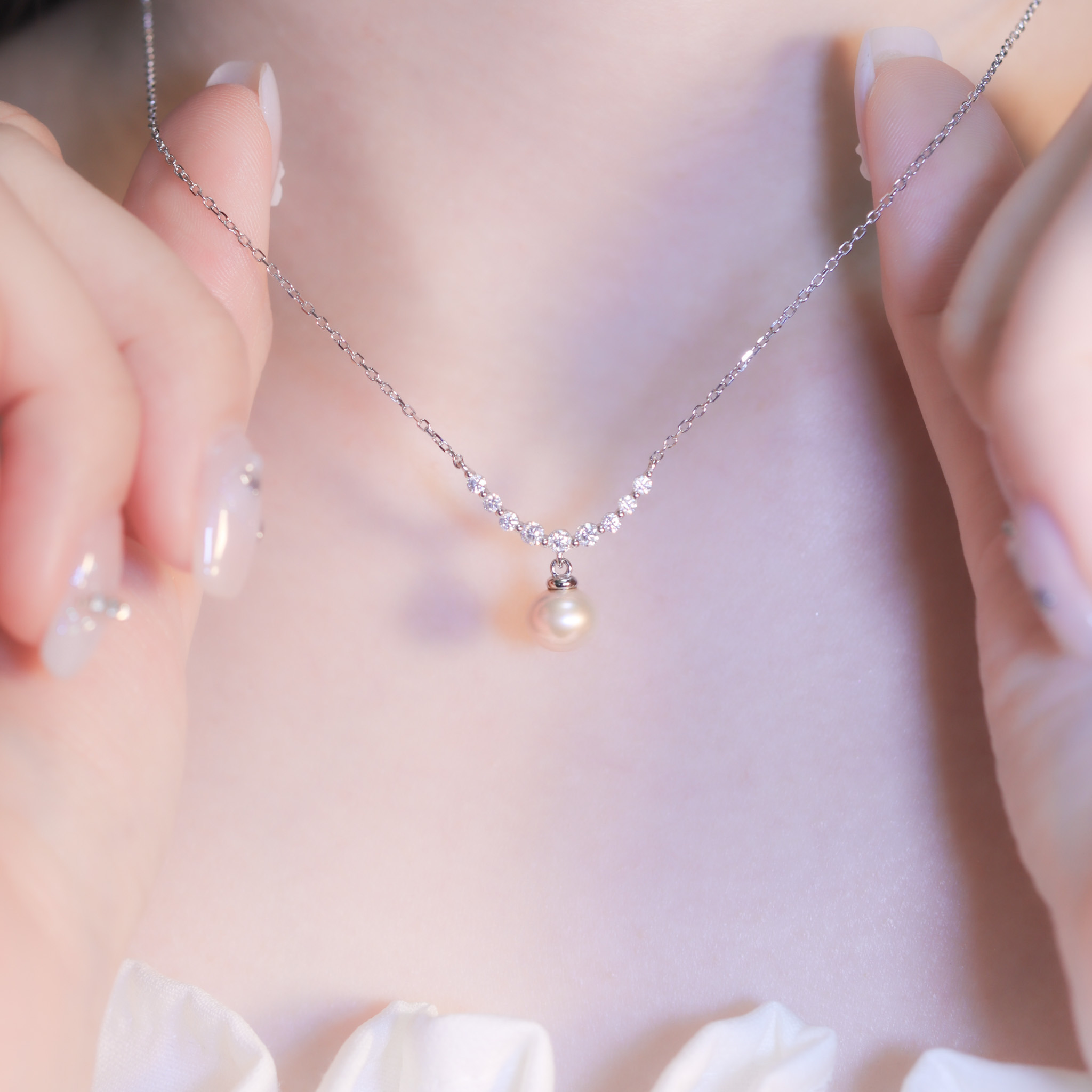 | 925純銀・厚鍍白金・莫桑石・珍珠 | 珍貴大擁抱項鍊 | NE1369 |