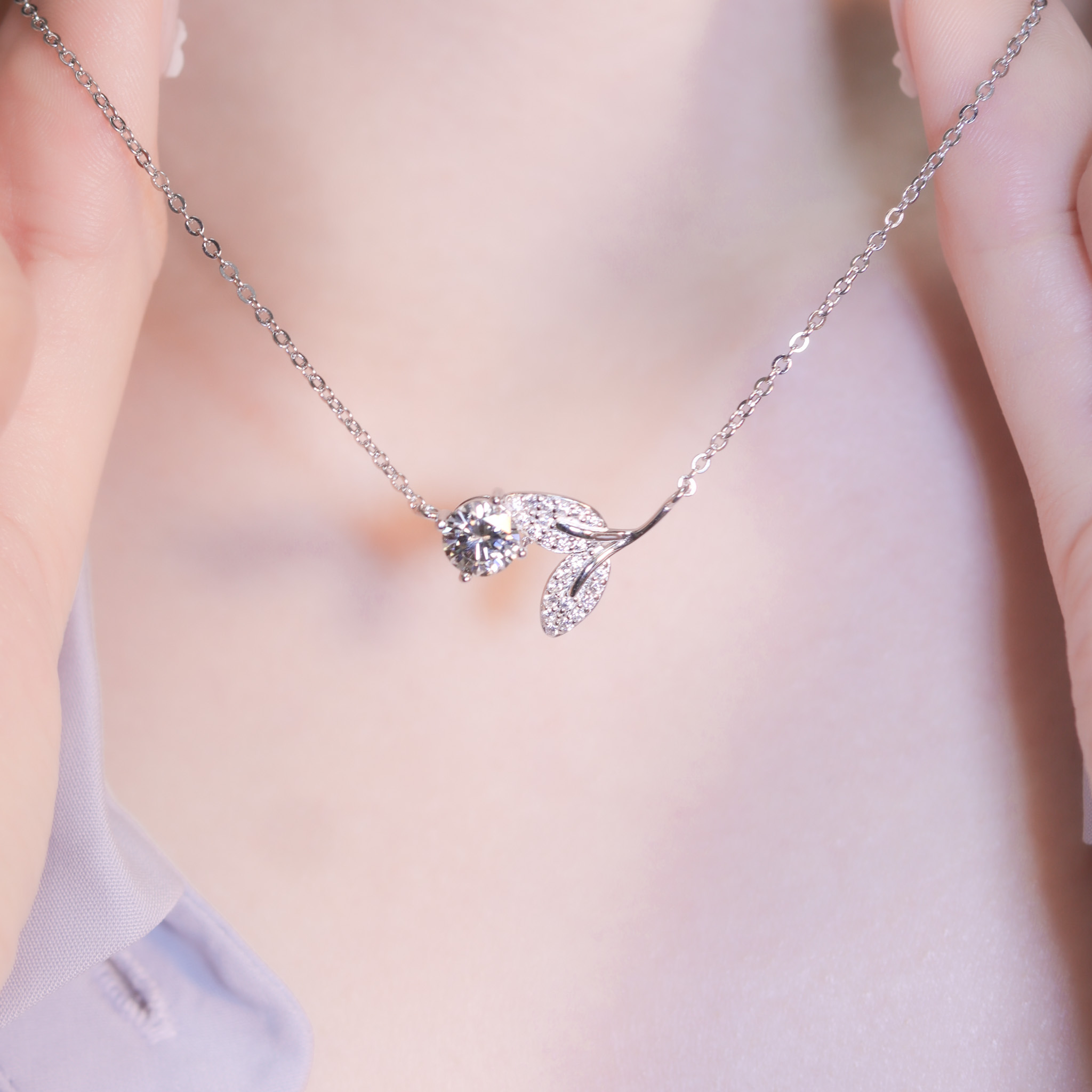 | 925純銀・厚鍍白金・莫桑石 | 鑽光勇氣魚尾項鍊 | NE1362 |