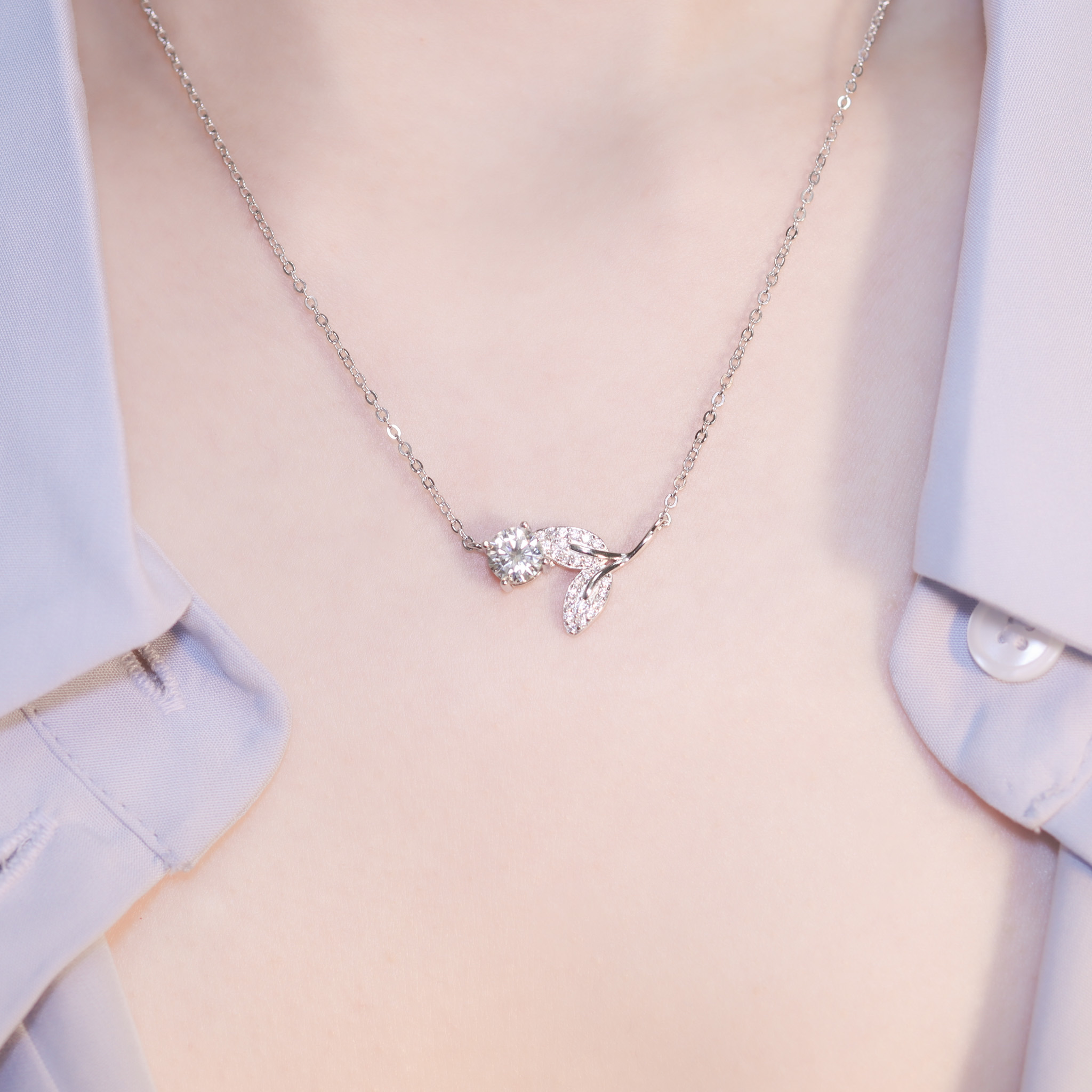 | 925純銀・厚鍍白金・莫桑石 | 鑽光勇氣魚尾項鍊 | NE1362 |