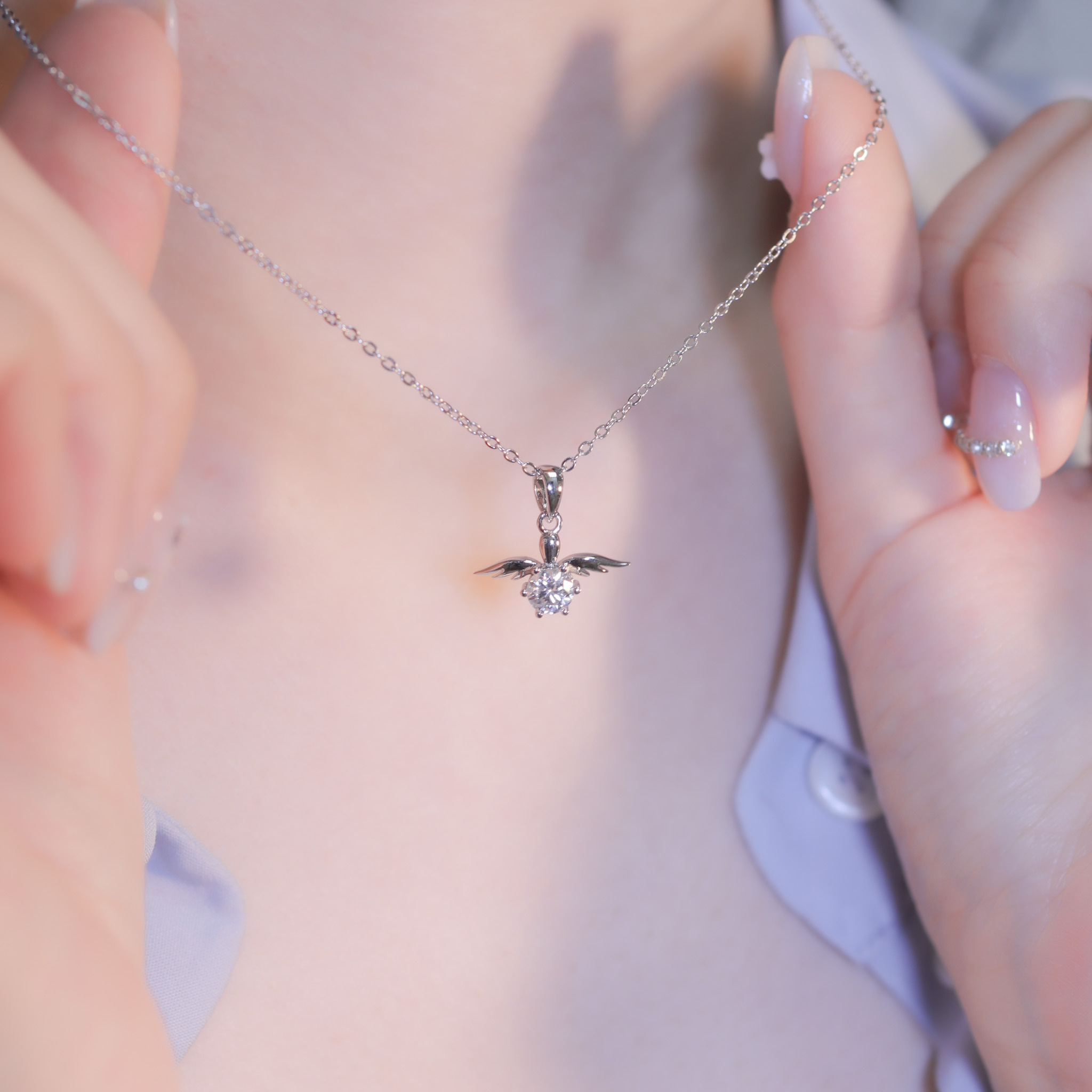 | 925純銀・厚鍍白金・莫桑石 | 鑽光小天使項鍊 | NE1357 |