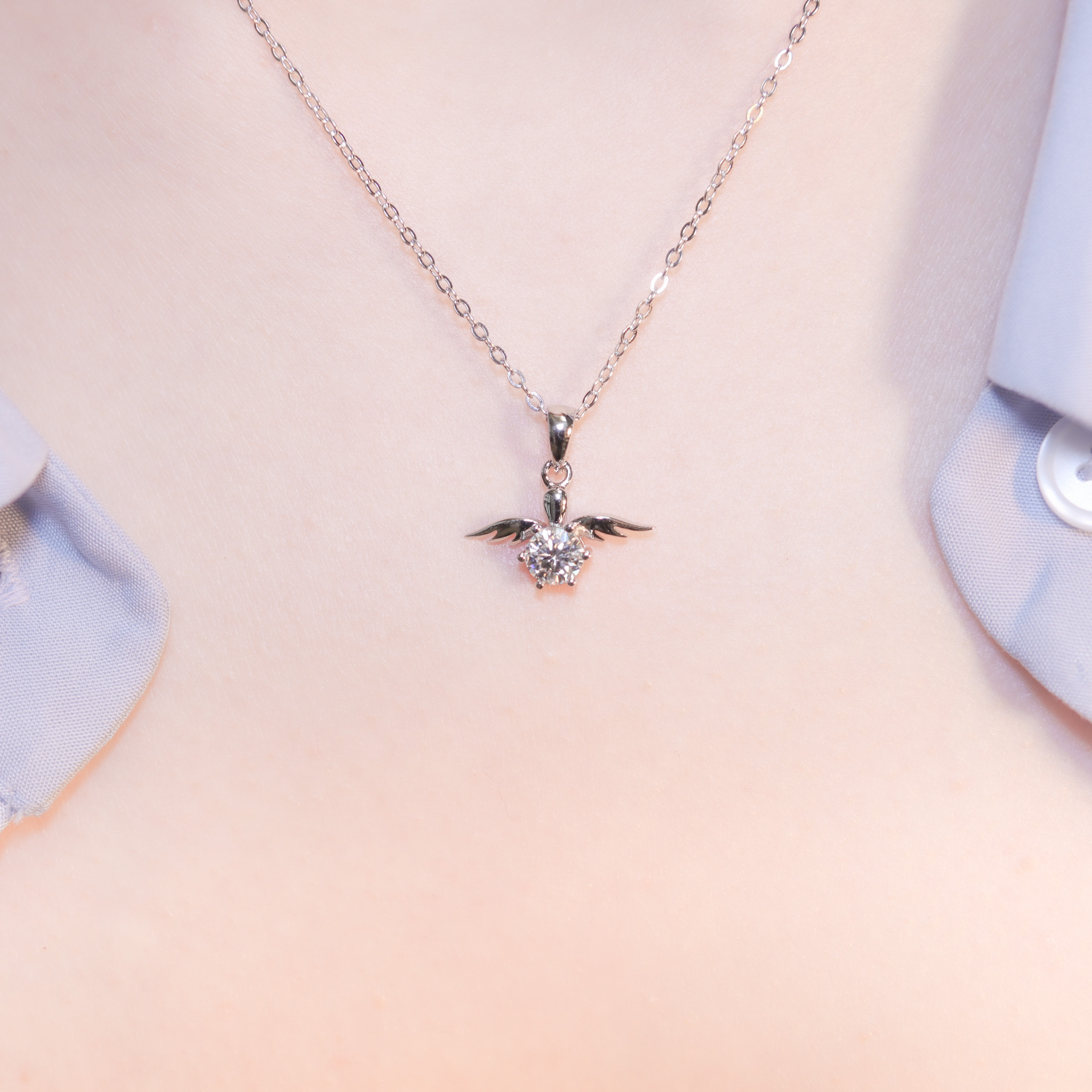 | 925純銀・厚鍍白金・莫桑石 | 鑽光小天使項鍊 | NE1357 |