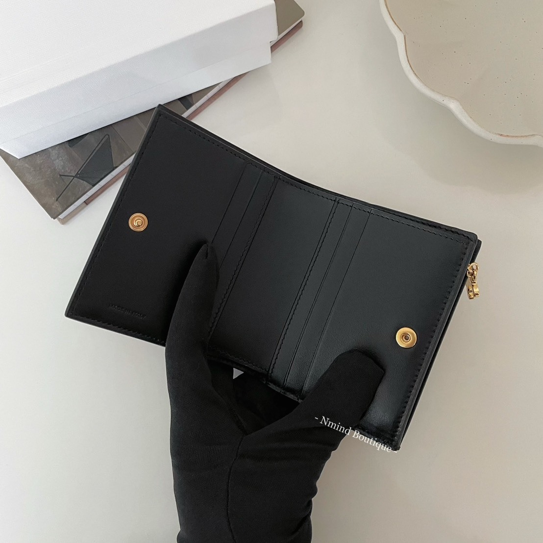 <折扣ING🔥> CELINE COMPACT WALLET TRIOMPHE CHARMS in GRAINED CALFSKIN / BLACK