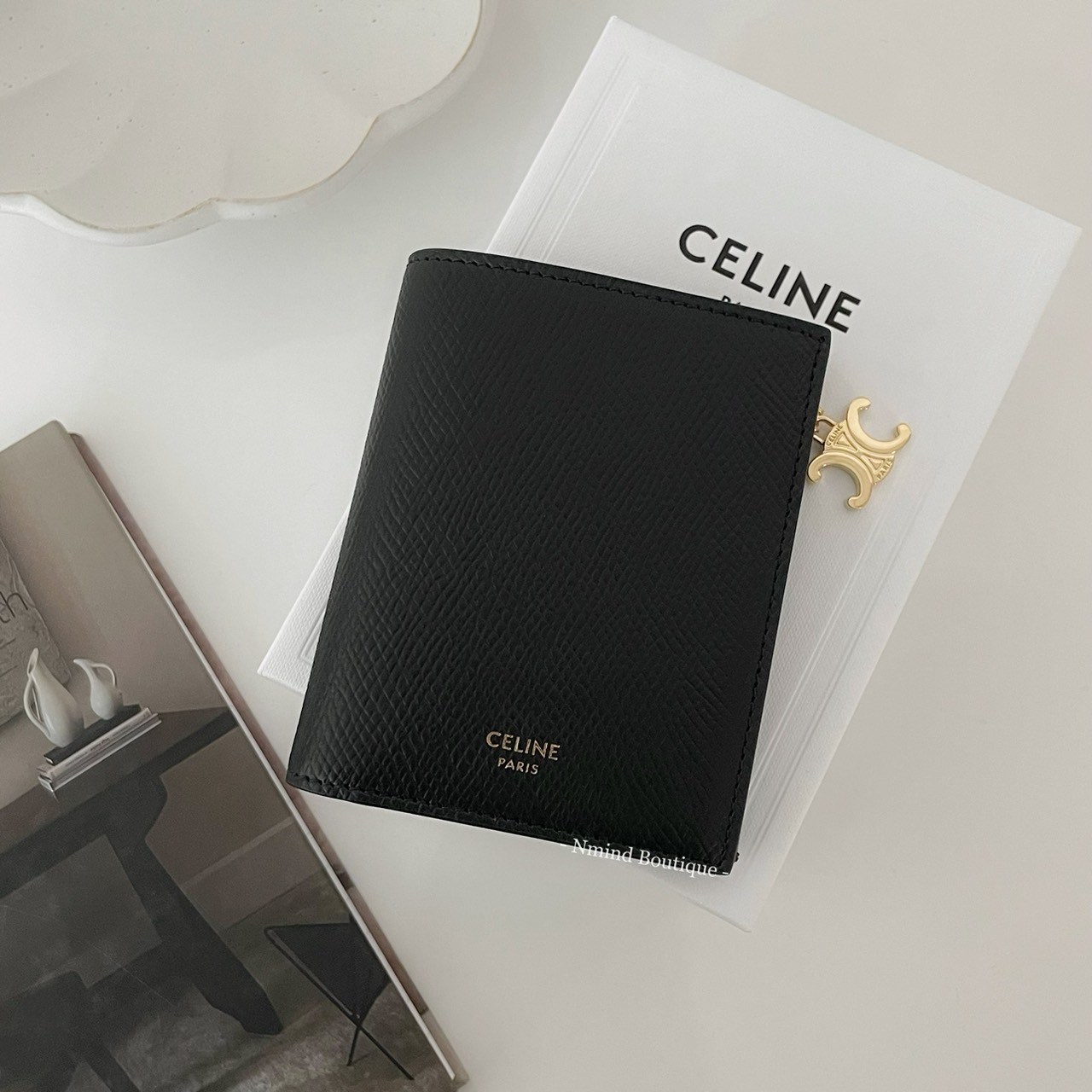 <折扣ING🔥> CELINE COMPACT WALLET TRIOMPHE CHARMS in GRAINED CALFSKIN / BLACK