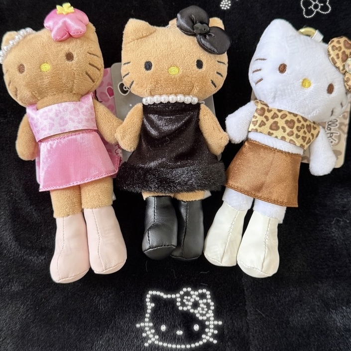 三麗鷗 HELLO KITTY 凱蒂貓 長腿吊飾 愛心釦 絨毛吊飾