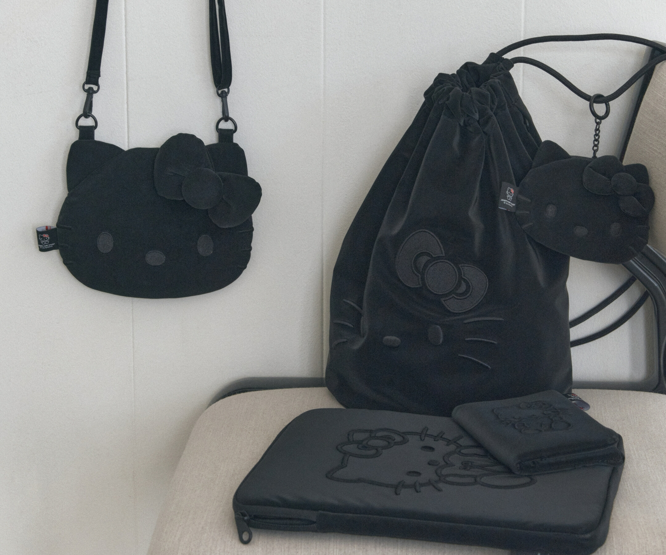 現貨┃JOSEPH AND STACEY x HELLO KITTY 黑色 護照套 吊飾