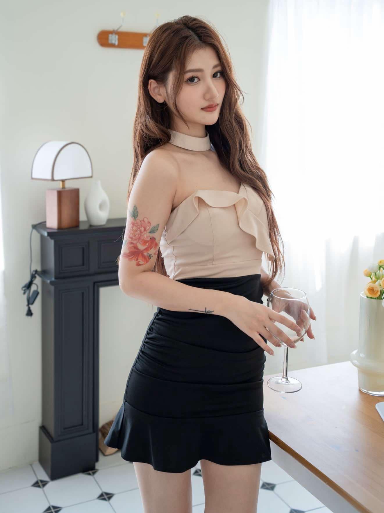 獨家訂製🤍附脖圈平口交叉荷葉魚尾洋裝（杏黑拼色S/M現貨）