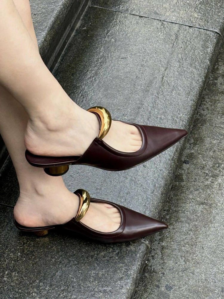 法式簡約 金屬裝飾粗跟尖頭拖鞋(35-40)(黑/白/咖)