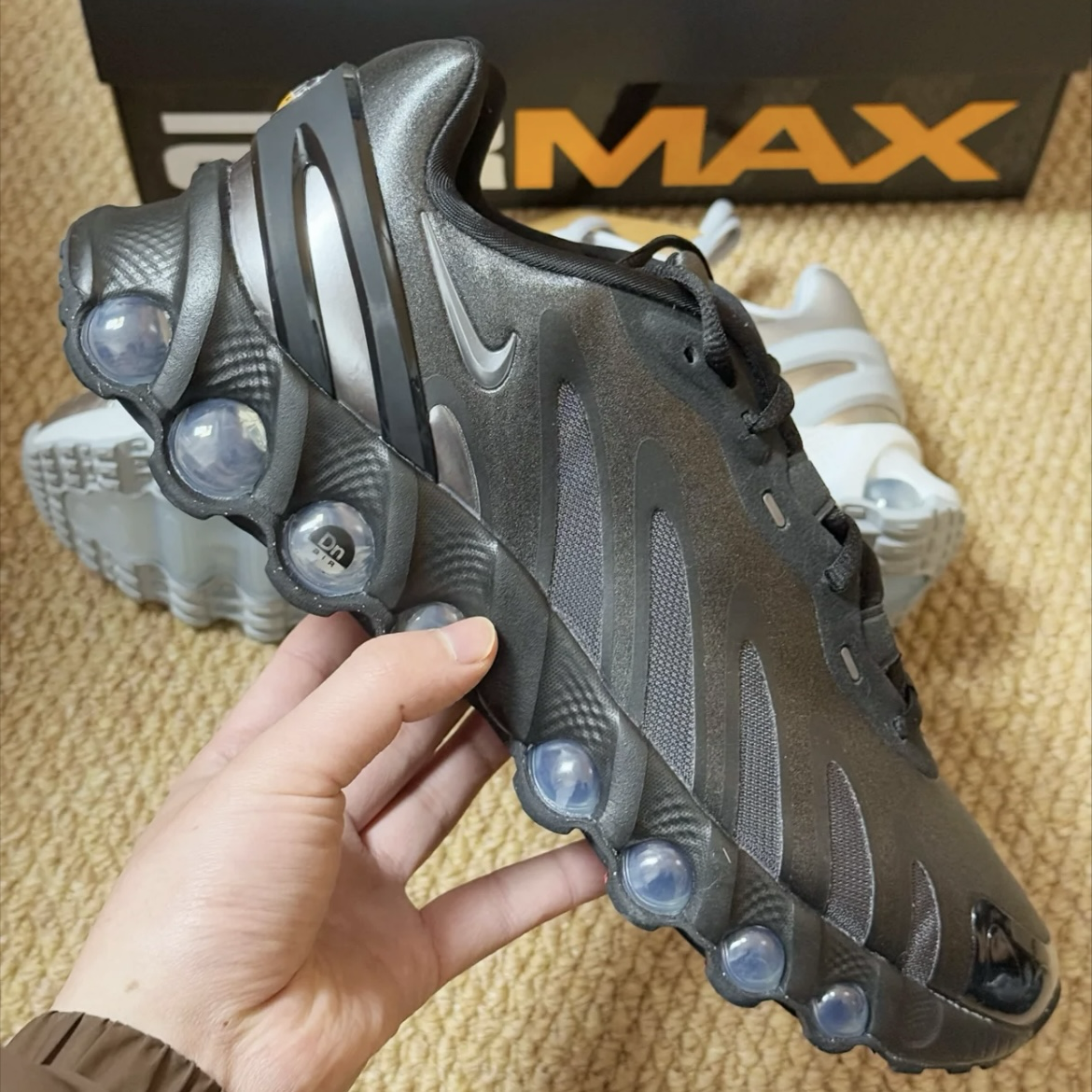 Nike Air Max Dn8 Black Metallic 銀狼灰 鐵灰 深灰黑 氣墊 緩震 運動鞋