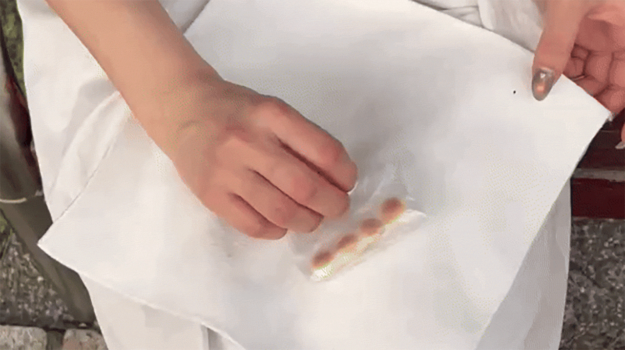 自黏百貼布，外出包零食